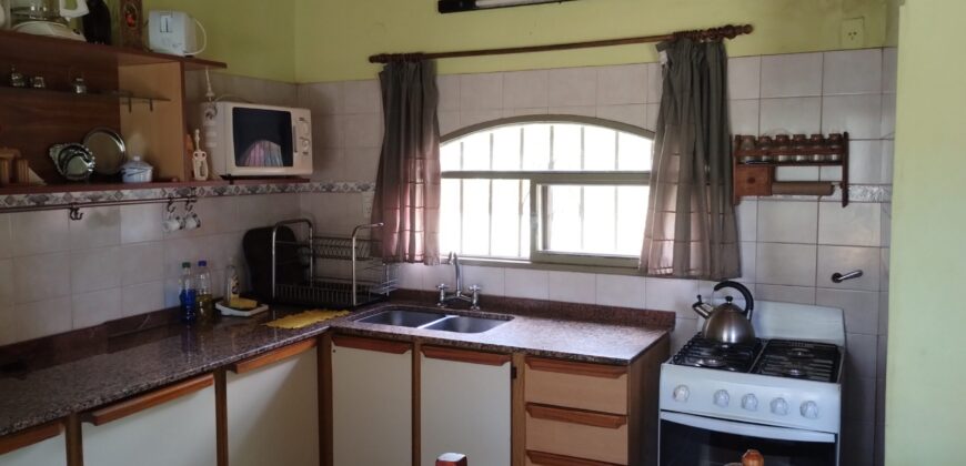 Amplio terreno con 3 viviendas, 2 piletas y vistas únicas en Las Calles
