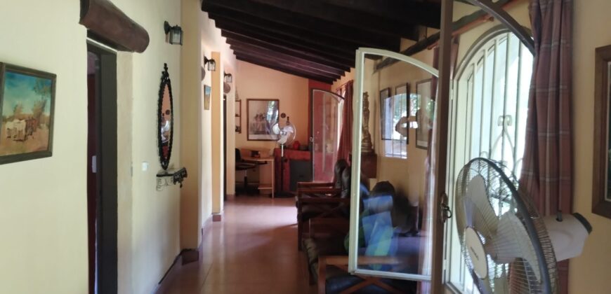 Amplio terreno con 3 viviendas, 2 piletas y vistas únicas en Las Calles