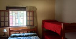 Amplio terreno con 3 viviendas, 2 piletas y vistas únicas en Las Calles