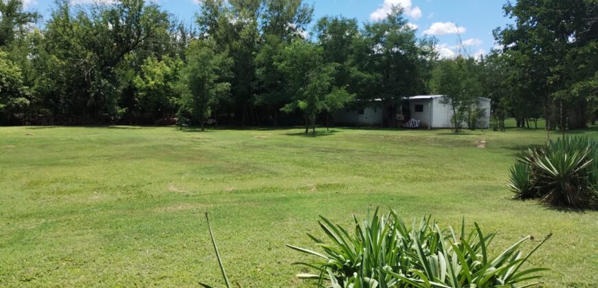 Amplio terreno con 3 viviendas, 2 piletas y vistas únicas en Las Calles