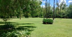 Amplio terreno con 3 viviendas, 2 piletas y vistas únicas en Las Calles