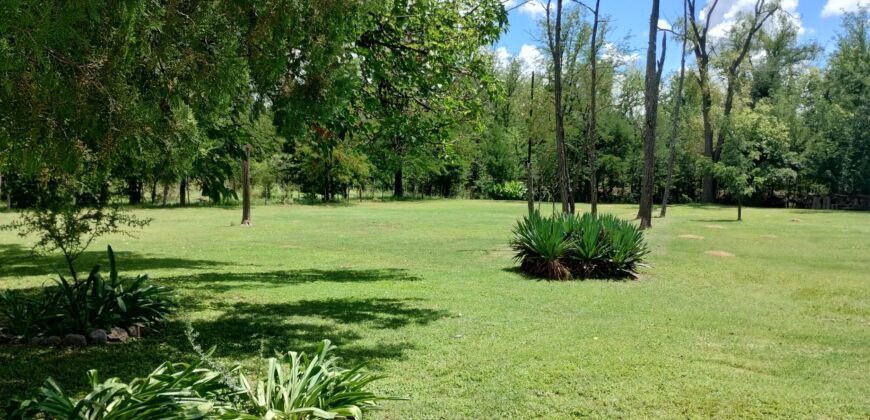 Amplio terreno con 3 viviendas, 2 piletas y vistas únicas en Las Calles