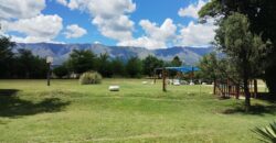 Amplio terreno con 3 viviendas, 2 piletas y vistas únicas en Las Calles