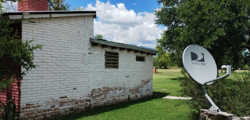 Amplio terreno con 3 viviendas, 2 piletas y vistas únicas en Las Calles