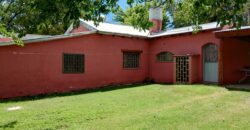 Amplio terreno con 3 viviendas, 2 piletas y vistas únicas en Las Calles