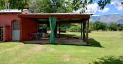 Amplio terreno con 3 viviendas, 2 piletas y vistas únicas en Las Calles
