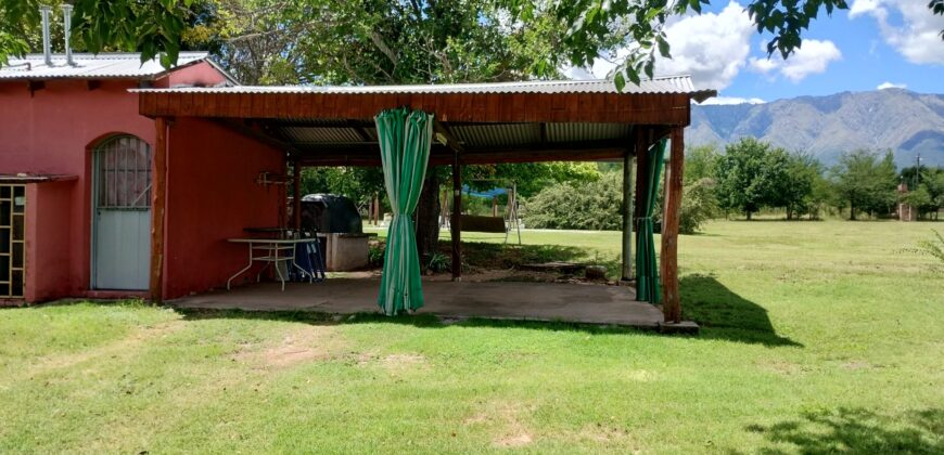 Amplio terreno con 3 viviendas, 2 piletas y vistas únicas en Las Calles