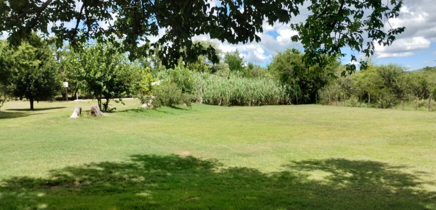 Amplio terreno con 3 viviendas, 2 piletas y vistas únicas en Las Calles