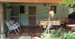 Amplio terreno con 3 viviendas, 2 piletas y vistas únicas en Las Calles