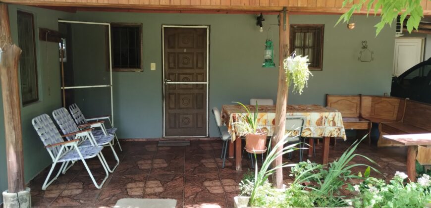 Amplio terreno con 3 viviendas, 2 piletas y vistas únicas en Las Calles