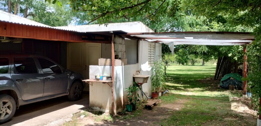 Amplio terreno con 3 viviendas, 2 piletas y vistas únicas en Las Calles