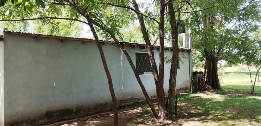 Amplio terreno con 3 viviendas, 2 piletas y vistas únicas en Las Calles