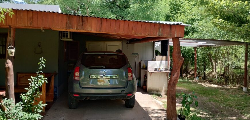 Amplio terreno con 3 viviendas, 2 piletas y vistas únicas en Las Calles