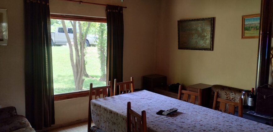 Amplio terreno con 3 viviendas, 2 piletas y vistas únicas en Las Calles