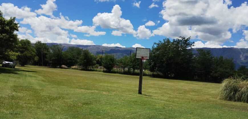 Amplio terreno con 3 viviendas, 2 piletas y vistas únicas en Las Calles