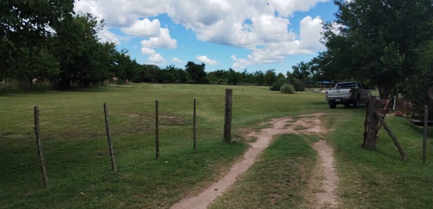 Amplio terreno con 3 viviendas, 2 piletas y vistas únicas en Las Calles