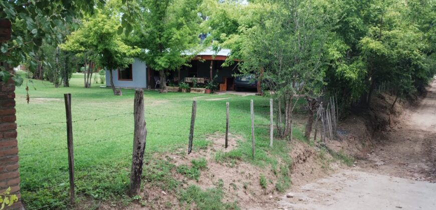 Amplio terreno con 3 viviendas, 2 piletas y vistas únicas en Las Calles