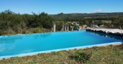 Importante inmueble con casa principal, departamentos, piscina e impactantes vistas en Nono