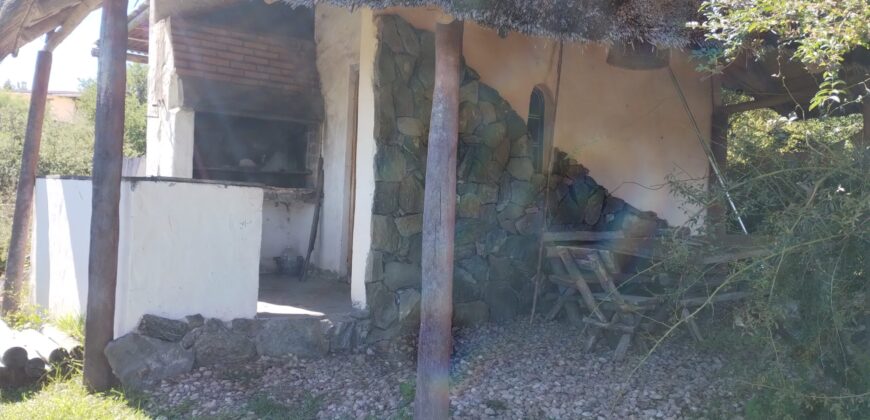 Importante inmueble con casa principal, departamentos, piscina e impactantes vistas en Nono