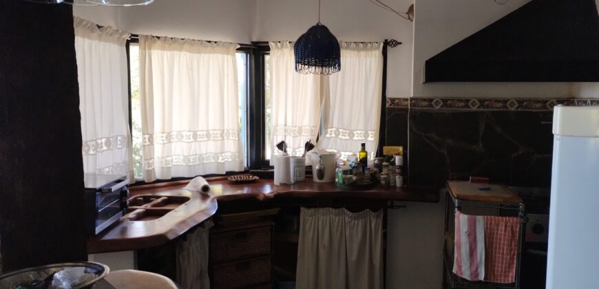 Importante inmueble con casa principal, departamentos, piscina e impactantes vistas en Nono