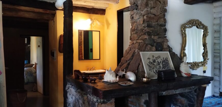 Importante inmueble con casa principal, departamentos, piscina e impactantes vistas en Nono