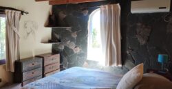 Importante inmueble con casa principal, departamentos, piscina e impactantes vistas en Nono