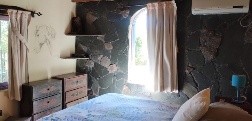 Importante inmueble con casa principal, departamentos, piscina e impactantes vistas en Nono