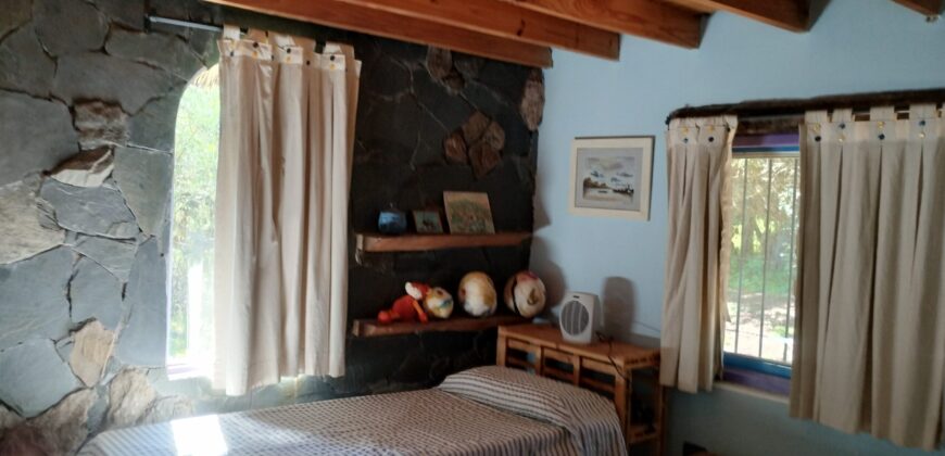 Importante inmueble con casa principal, departamentos, piscina e impactantes vistas en Nono