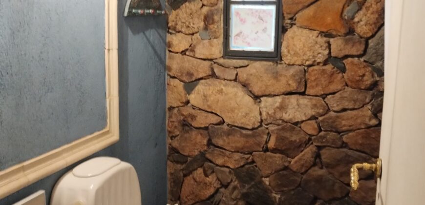 Importante inmueble con casa principal, departamentos, piscina e impactantes vistas en Nono