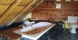 Importante inmueble con casa principal, departamentos, piscina e impactantes vistas en Nono