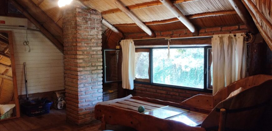 Importante inmueble con casa principal, departamentos, piscina e impactantes vistas en Nono