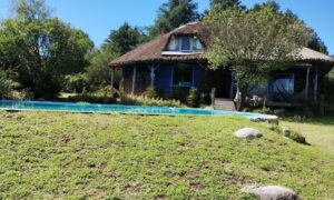 Importante inmueble con casa principal, departamentos, piscina e impactantes vistas en Nono