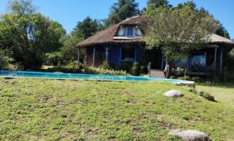 Importante inmueble con casa principal, departamentos, piscina e impactantes vistas en Nono