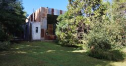 Importante inmueble con casa principal, departamentos, piscina e impactantes vistas en Nono