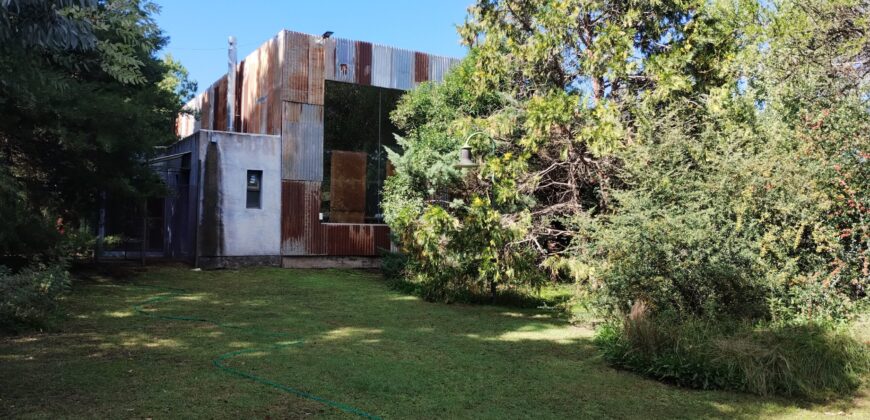 Importante inmueble con casa principal, departamentos, piscina e impactantes vistas en Nono