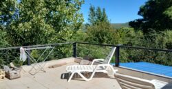 Importante inmueble con casa principal, departamentos, piscina e impactantes vistas en Nono