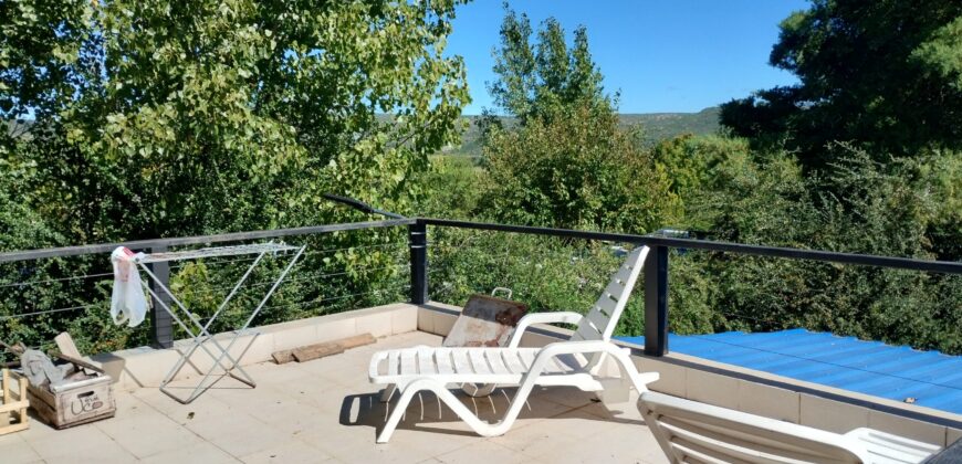 Importante inmueble con casa principal, departamentos, piscina e impactantes vistas en Nono